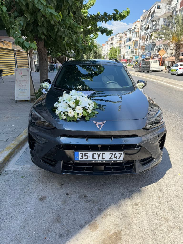 Beyaz Lilyum ve Gül Gelin Arabası Süslemesi