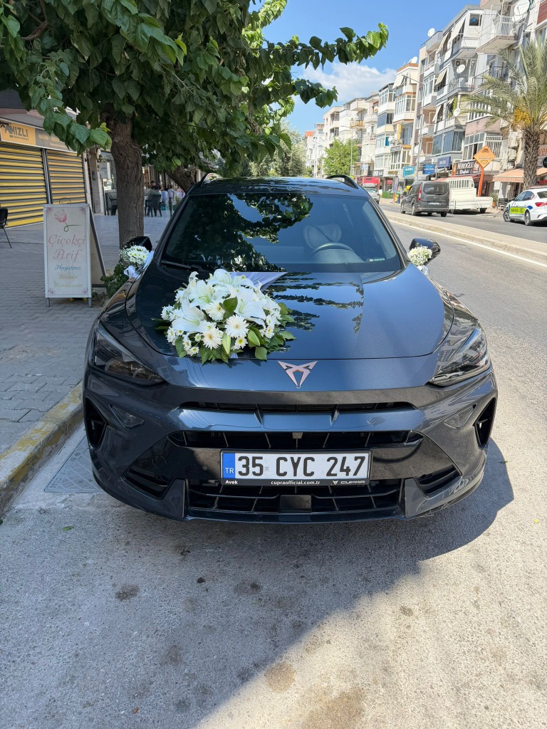 Beyaz Lilyum ve Gül Gelin Arabası Süslemesi