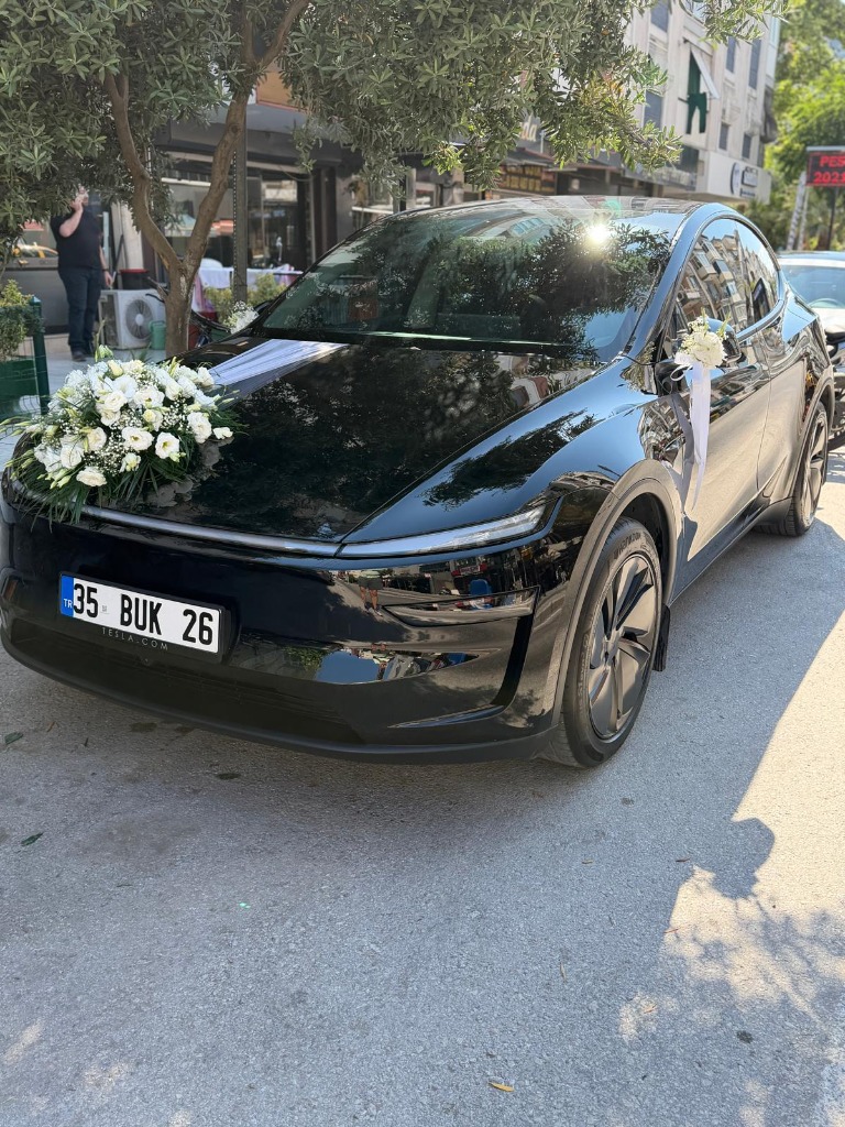 Beyaz Lilyum ve Lisyantus Gelin Arabası Süslemesi