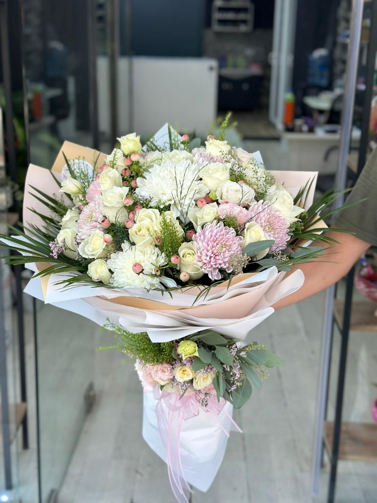 Pembe Beyaz Anastasia ve Gül Buketi