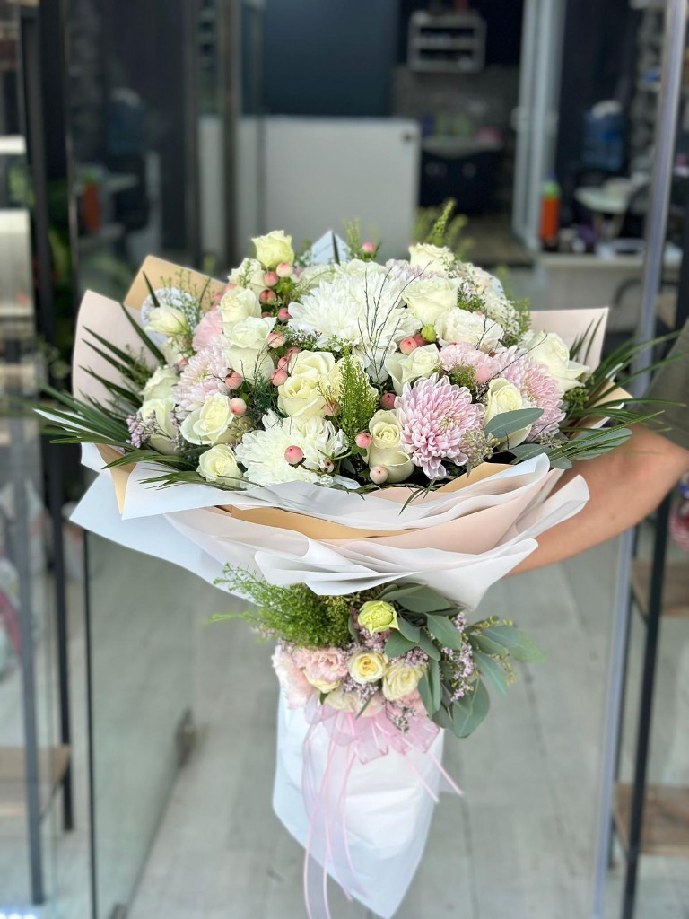 Pembe Beyaz Anastasia ve Gül Buketi