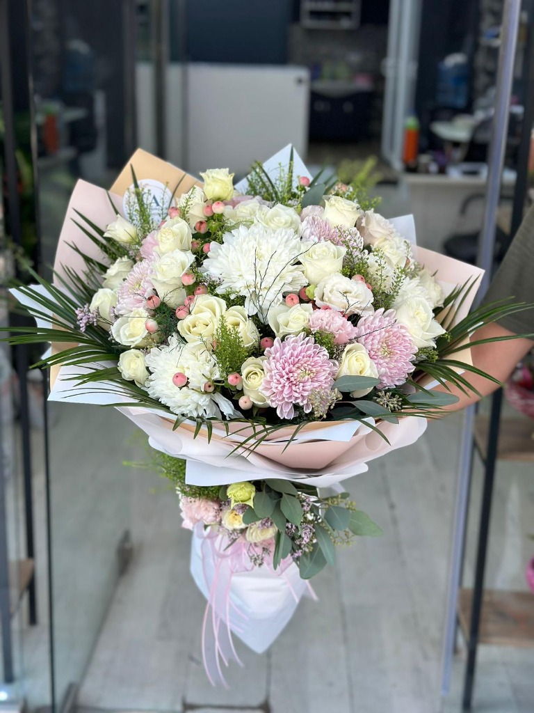 Pembe Beyaz Anastasia ve Gül Buketi